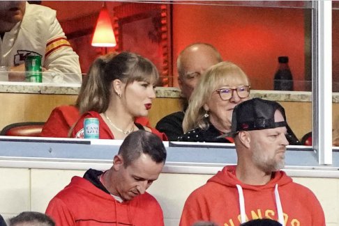 泰勒斯威夫特-凱爾斯萬圣節(jié)服裝？酋長(zhǎng)明星有提示