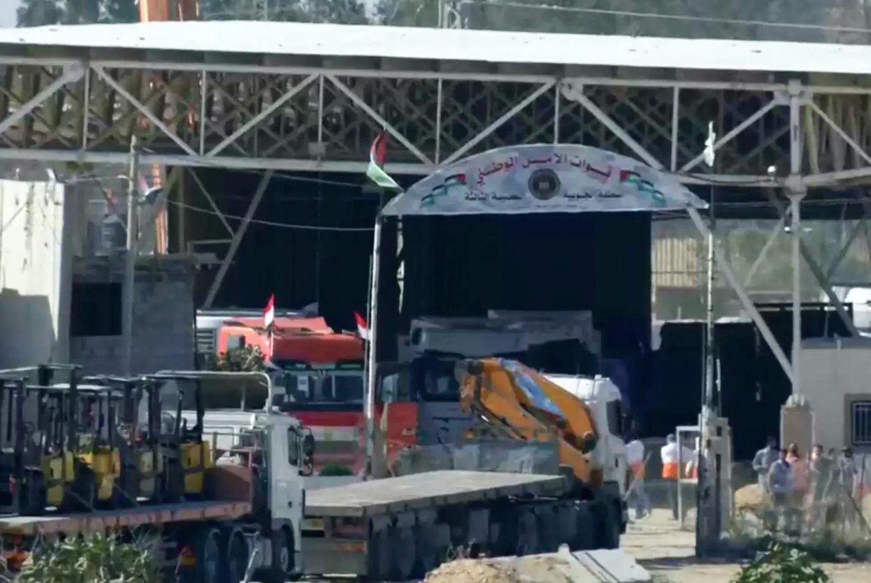 運送醫(yī)療用品和食品救援物資的卡車進(jìn)入加沙