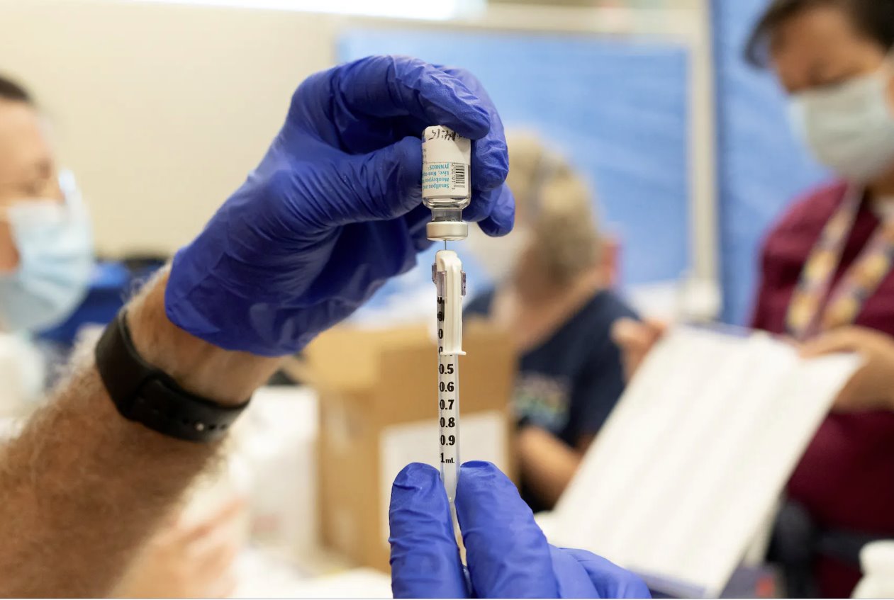 2022年8月20日，志愿藥劑師福斯特&middot;克努森在美國(guó)亞利桑那州圖森市艾布拉姆斯公共衛(wèi)生中心的皮馬縣公共衛(wèi)生部的一家診所期間，用注射器填充一劑JYNNEOS天花和猴痘疫苗。