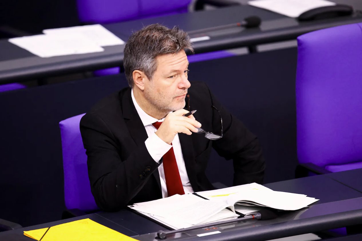 德國(guó)經(jīng)濟(jì)和氣候部長(zhǎng)羅伯特&middot;哈貝克于2023年11月30日在德國(guó)柏林出席德國(guó)議會(huì)下院聯(lián)邦議院會(huì)議。