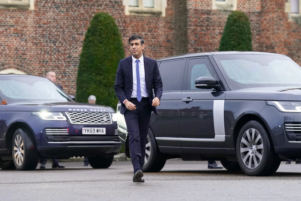 英國(guó)首相里希&middot;蘇納克(RishiSunak)于2023年11月27日抵達(dá)英國(guó)薩里東莫爾西漢普頓宮舉行的全球投資峰會(huì)。