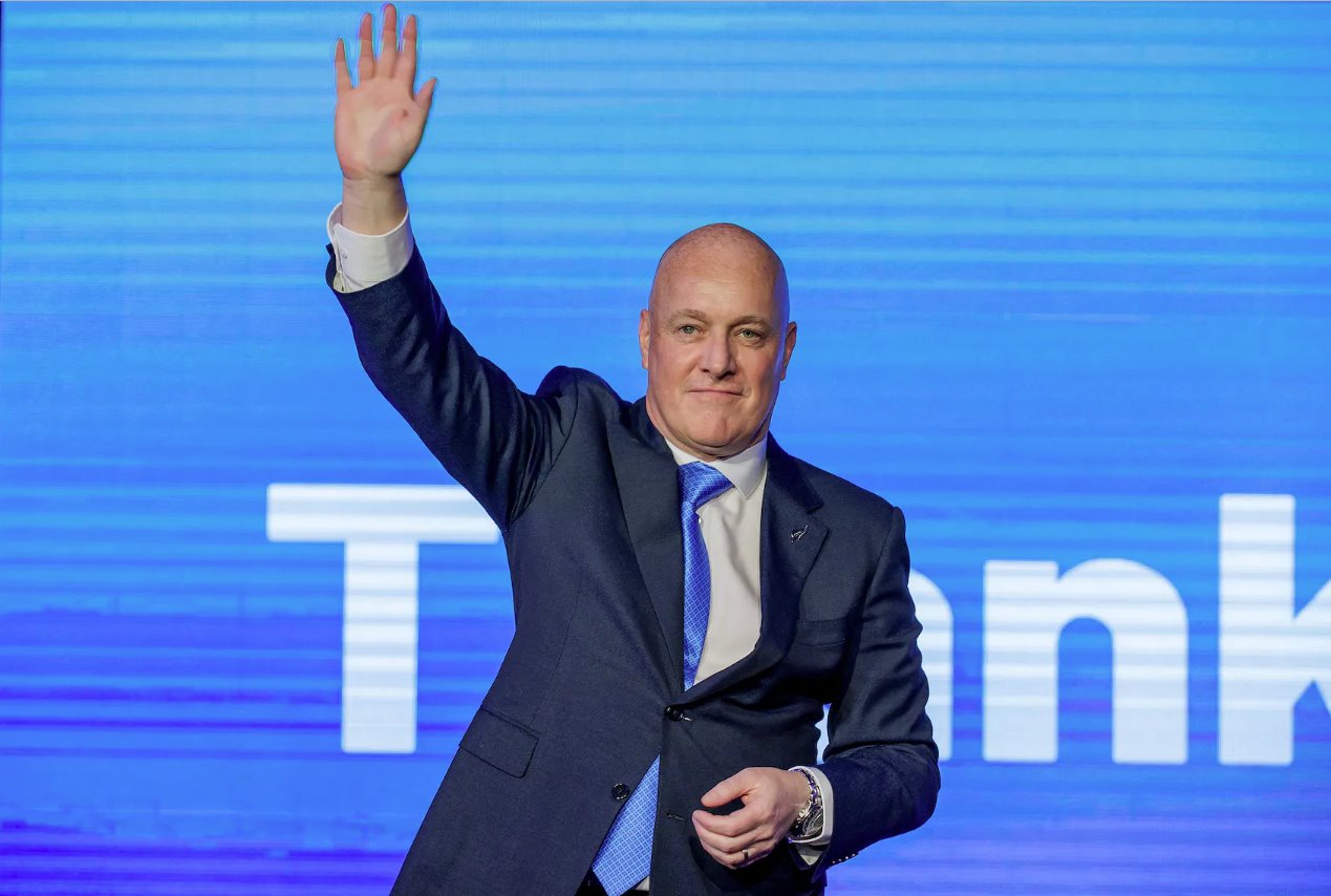 2023年10月14日，新西蘭奧克蘭，國(guó)家黨領(lǐng)袖克里斯托弗&middot;盧克森在大選中獲勝。