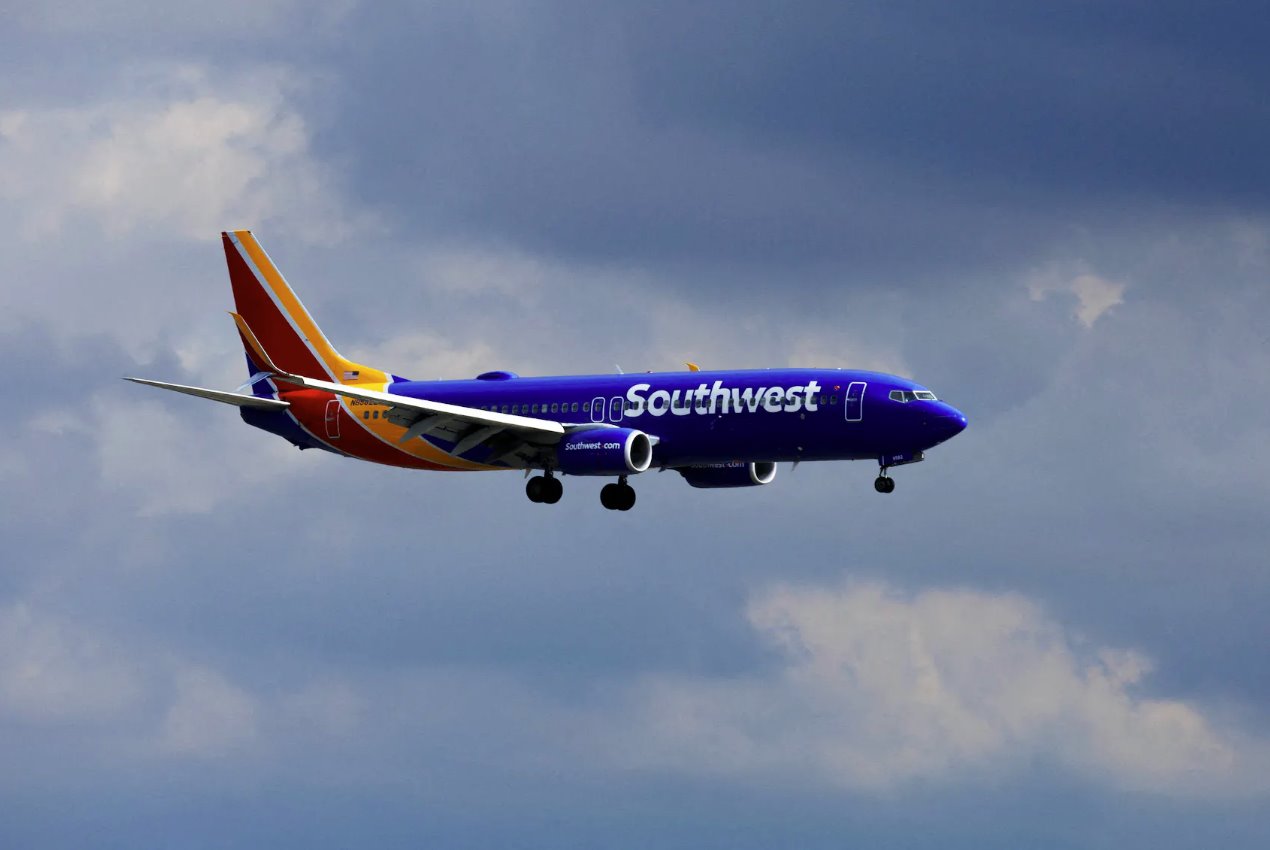 2022年1月18日，西南航空一架商用飛機(jī)降落在美國(guó)加利福尼亞州圣安娜約翰韋恩機(jī)場(chǎng)。