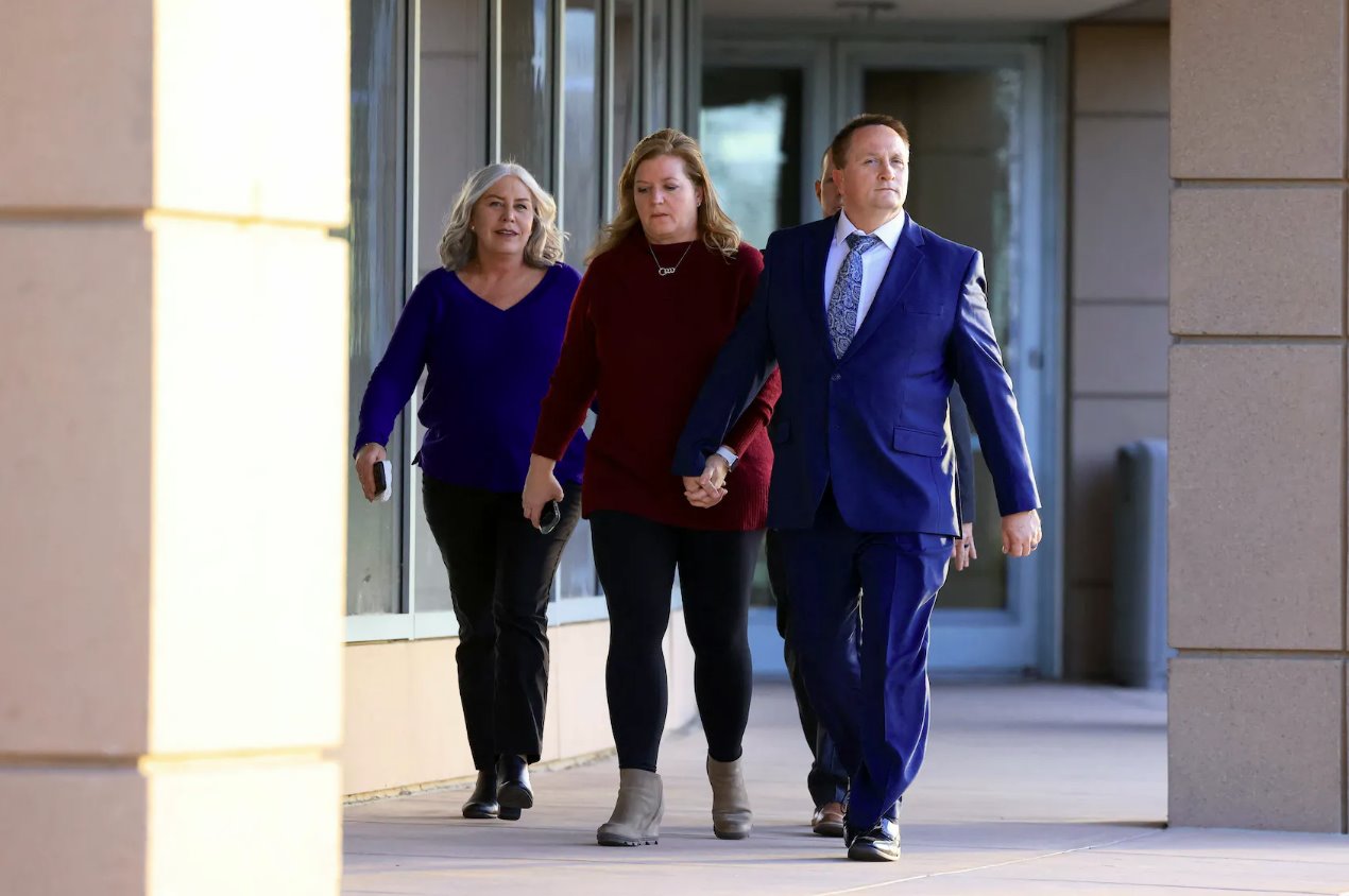 護理人員杰里米&middot;庫珀 (Jeremy Cooper) 離開亞當(dāng)斯縣地方法院，陪審團正在審理一場審判，他和另一名護理人員被指控殺害了伊利亞&middot;麥克萊恩 (Elijah McClain)。