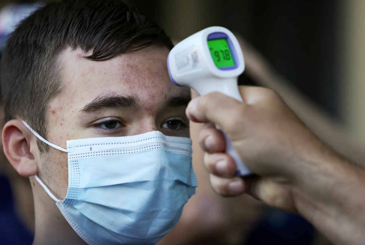 2021年6月18日，美國弗吉尼亞州斯特林，密歇根州克拉克斯頓初中的學生戴維&middot;魯尼(DavidRooney)在八年級前往華盛頓的旅行中，在登上旅游巴士前接受了體溫檢查。