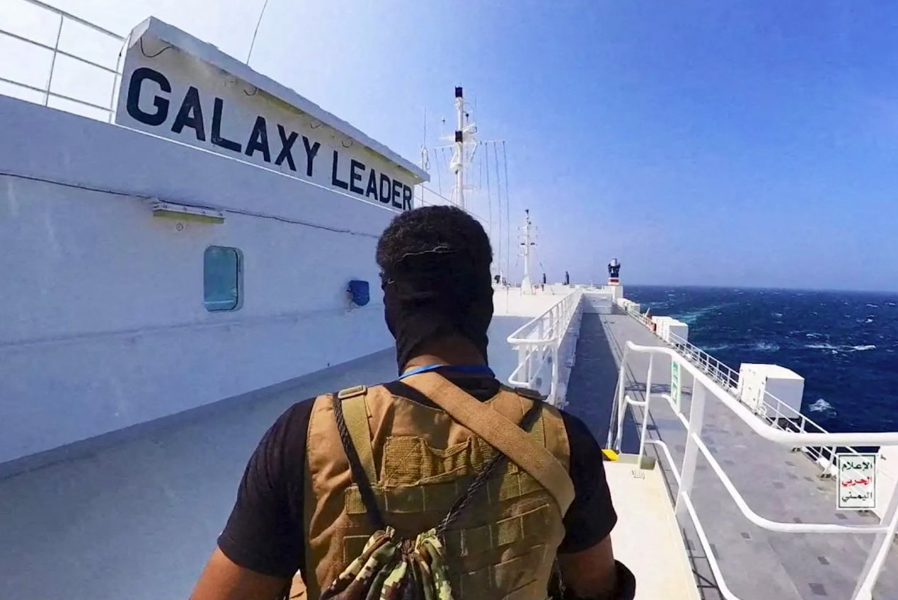 2023年11月20日發(fā)布的這張照片中，一名胡塞戰(zhàn)士站在紅海的銀河領(lǐng)袖號(hào)貨船上。