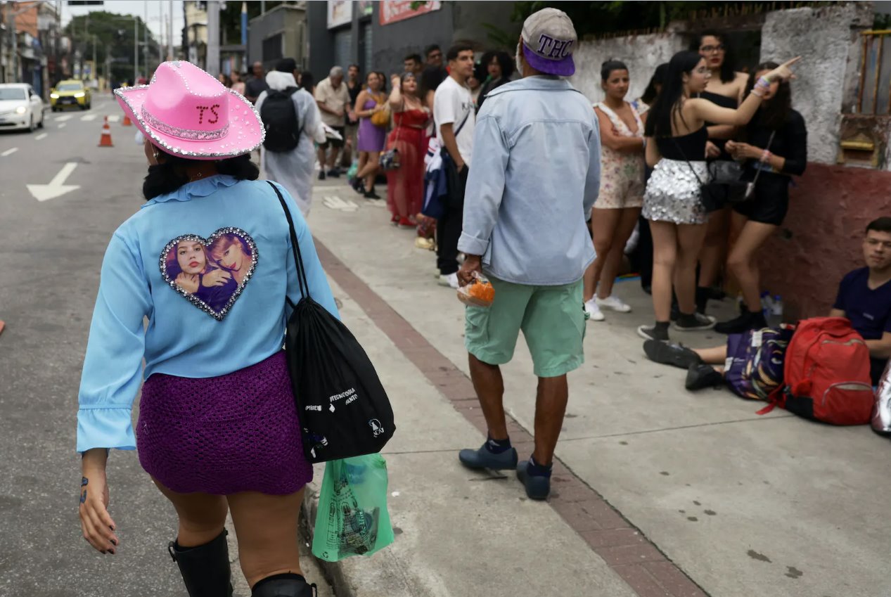 2023年11月20日，巴西里約熱內(nèi)盧，一名歌迷因首日演唱會(huì)過(guò)熱身亡，歌迷們?cè)谀釥栴D桑托斯體育場(chǎng)外排隊(duì)等候泰勒&middot;斯威夫特演唱會(huì)。