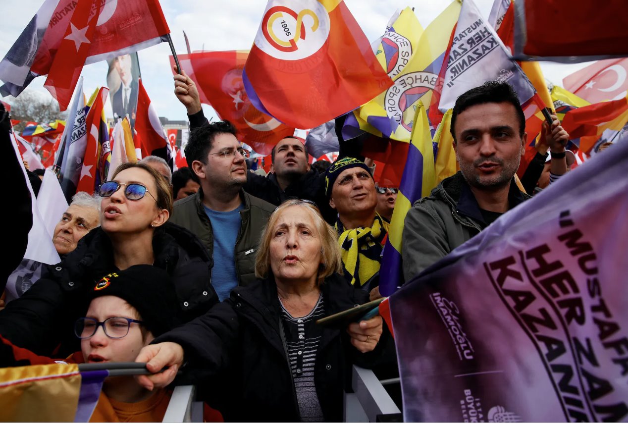 2023年12月30日，土耳其伊斯坦布爾巴巴羅斯廣場，人們揮舞旗幟支持土耳其足球隊費內巴切和加拉塔薩雷。