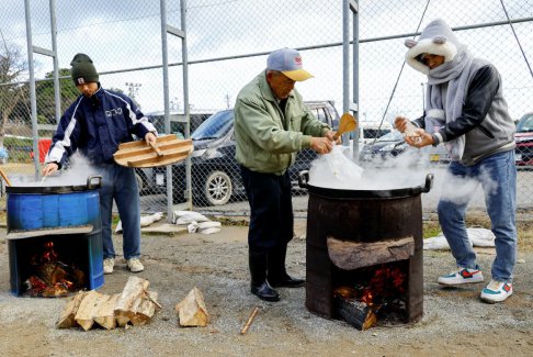 土耳其志愿者為日本地震災(zāi)民提供食物