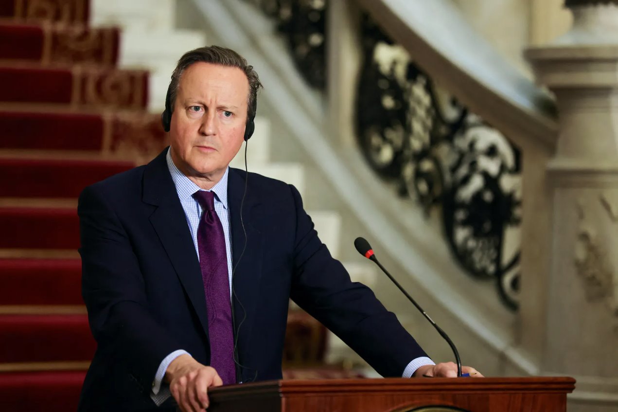 2023年12月21日，在以色列與巴勒斯坦伊斯蘭組織哈馬斯之間持續(xù)沖突之際，埃及外交部長(zhǎng)薩梅赫&middot;舒克里（未上圖）和英國(guó)外交大臣戴維&middot;卡梅倫在埃及開(kāi)羅舉行新聞發(fā)布會(huì)。