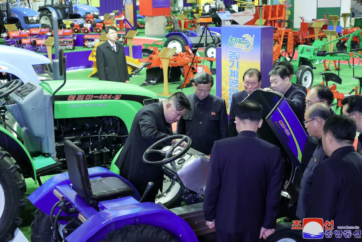 朝鮮中央通訊社(KCNA)于2024年1月2日發(fā)布的這張照片顯示，朝鮮領(lǐng)導人金正恩參觀了地點不明的農(nóng)業(yè)機械展覽館。
