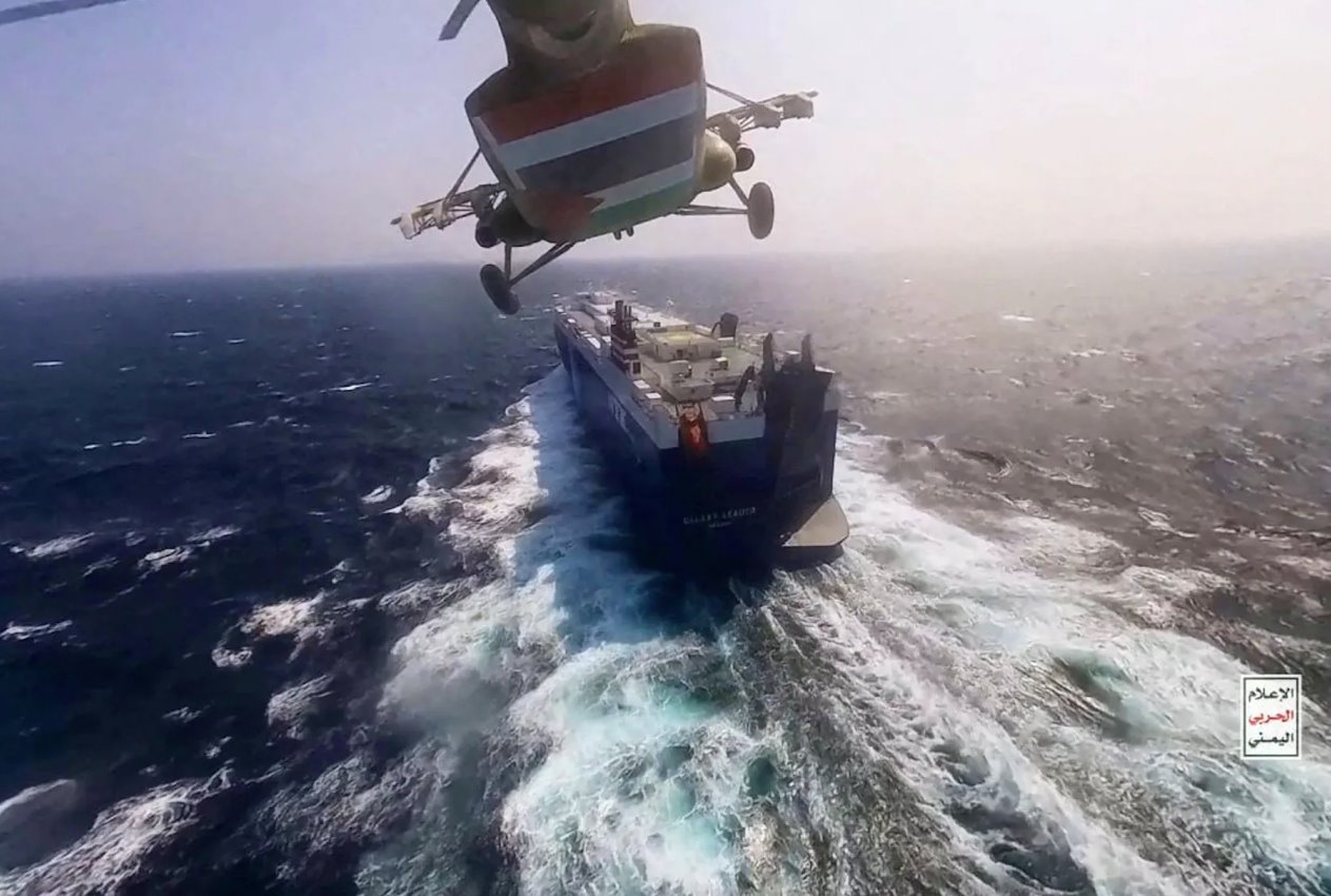 這張照片于2023年11月20日發(fā)布，胡塞軍用直升機(jī)飛越紅海的銀河領(lǐng)袖號(hào)貨船。