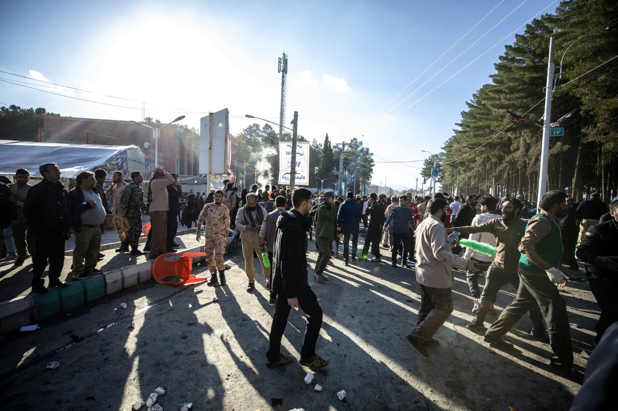 2024年1月3日，伊朗克爾曼，人們聚集在爆炸現(xiàn)場，紀(jì)念已故伊朗將軍卡西姆&middot;蘇萊馬尼(QassemSoleimani)的逝世。