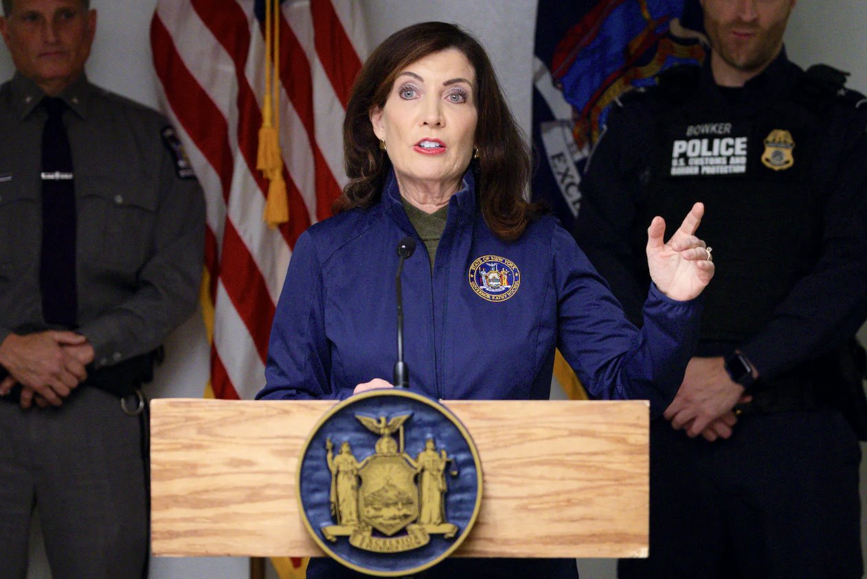 2023年11月22日，美國紐約州尼亞加拉瀑布彩虹橋美國與加拿大邊境口岸發(fā)生事件后，紐約州州長凱西&middot;霍赫爾(KathyHochul)向媒體發(fā)表講話。
