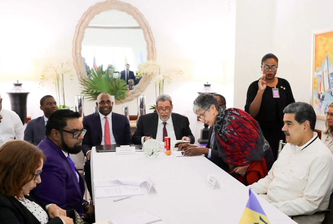 委內(nèi)瑞拉總統(tǒng)尼古拉斯&middot;馬杜羅和圭亞那總統(tǒng)伊爾法安&middot;阿里于2023年12月14日在圣文森特和格林納丁斯金斯敦會面，因邊界爭端局勢緊張。