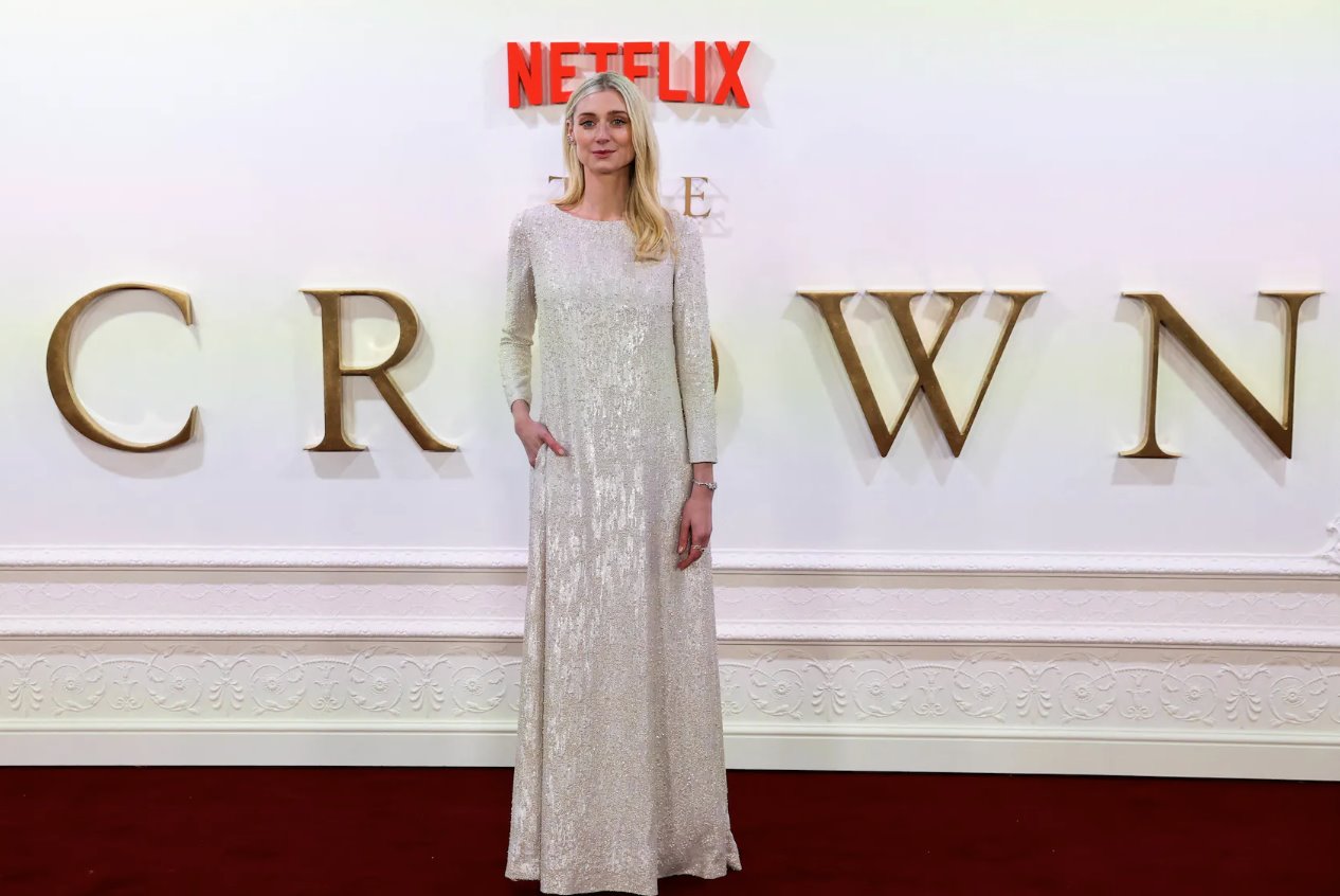演員伊麗莎白&middot;德比茨基(ElizabethDebicki)出席2023年12月5日在英國倫敦舉行的電視劇《王冠》第六季第二部分的首映式。