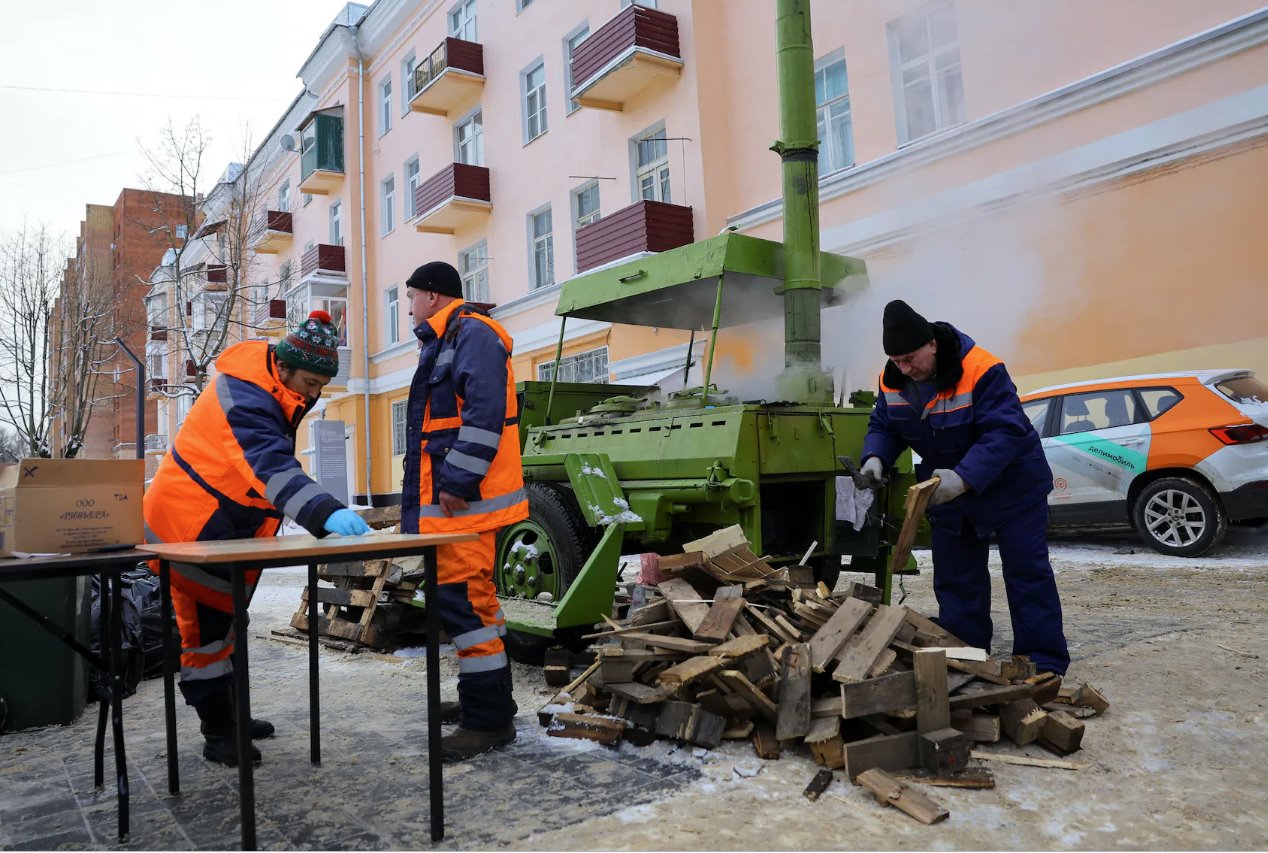 2024年1月9日，俄羅斯莫斯科地區(qū)克利莫夫斯克鎮(zhèn)因寒流引發(fā)住房服務(wù)事故，導(dǎo)致數(shù)十棟住宅樓沒有中央供暖系統(tǒng)，專家們聚集在為市民部署的移動(dòng)廚房附近。
