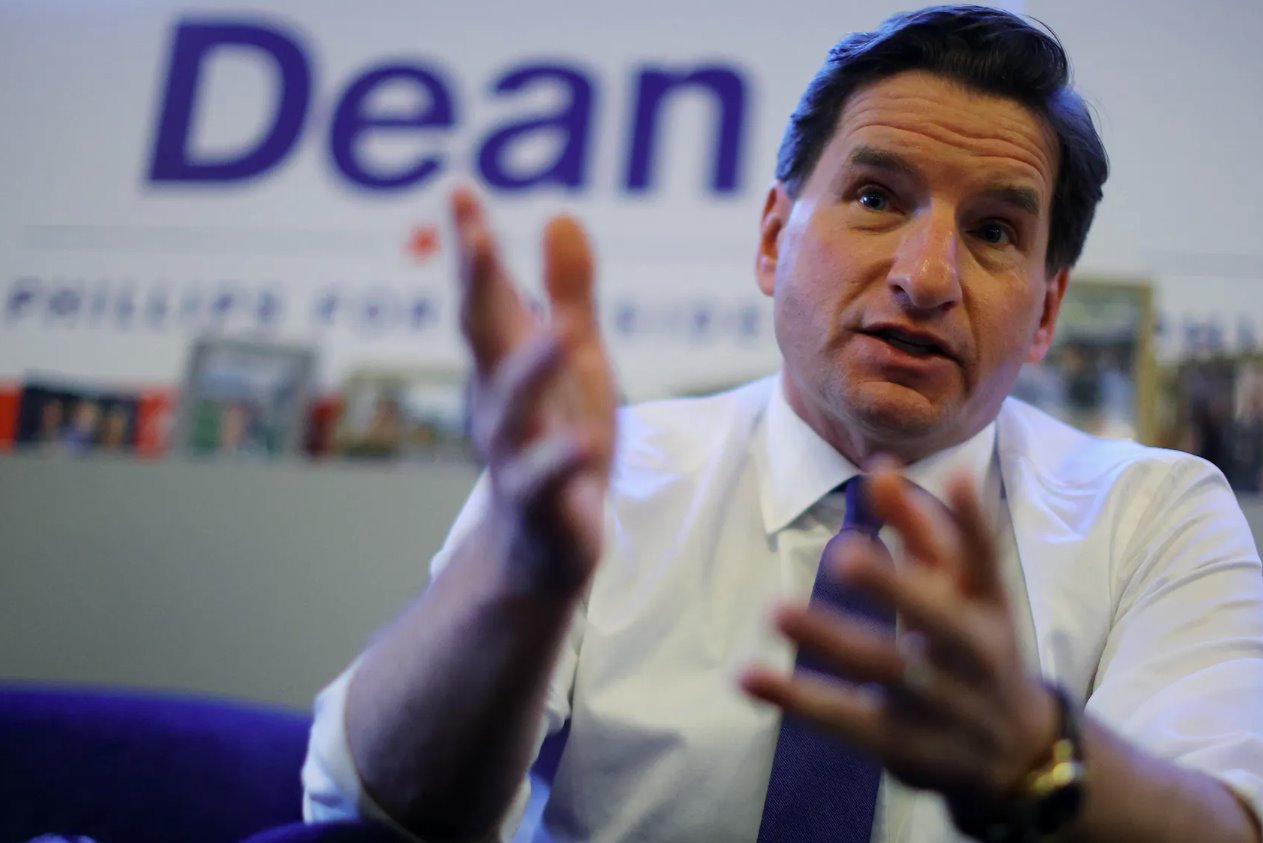 2024年1月8日，民主黨總統(tǒng)候選人美國(guó)眾議員迪恩&middot;菲利普斯(明尼蘇達(dá)州民主黨人)在其位于美國(guó)新罕布什爾州曼徹斯特的競(jìng)選辦公室接受路透社采訪時(shí)回答問題。