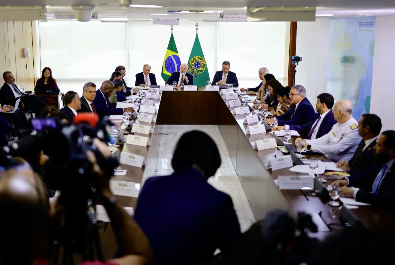 2024年1月9日，巴西巴西利亞普拉納爾托宮，巴西總統(tǒng)路易斯&middot;伊納西奧&middot;盧拉&middot;達(dá)席爾瓦在與巴西部長(zhǎng)討論亞諾馬米人道主義危機(jī)的會(huì)議上發(fā)表講話。