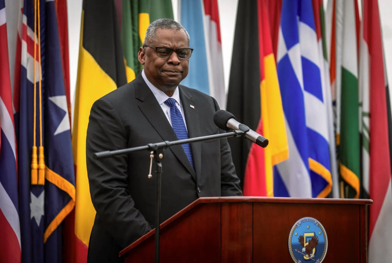 國(guó)防部長(zhǎng)勞埃德&middot;J&middot;奧斯汀三世在參加2023年12月19日在巴林麥納麥NVCENT總部舉行的虛擬紅海安全峰會(huì)后向分配海軍支援活動(dòng)的軍人發(fā)表講話(huà)。