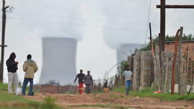 Masakhane非正式定居點(diǎn)，背景是Duvha煤電站。