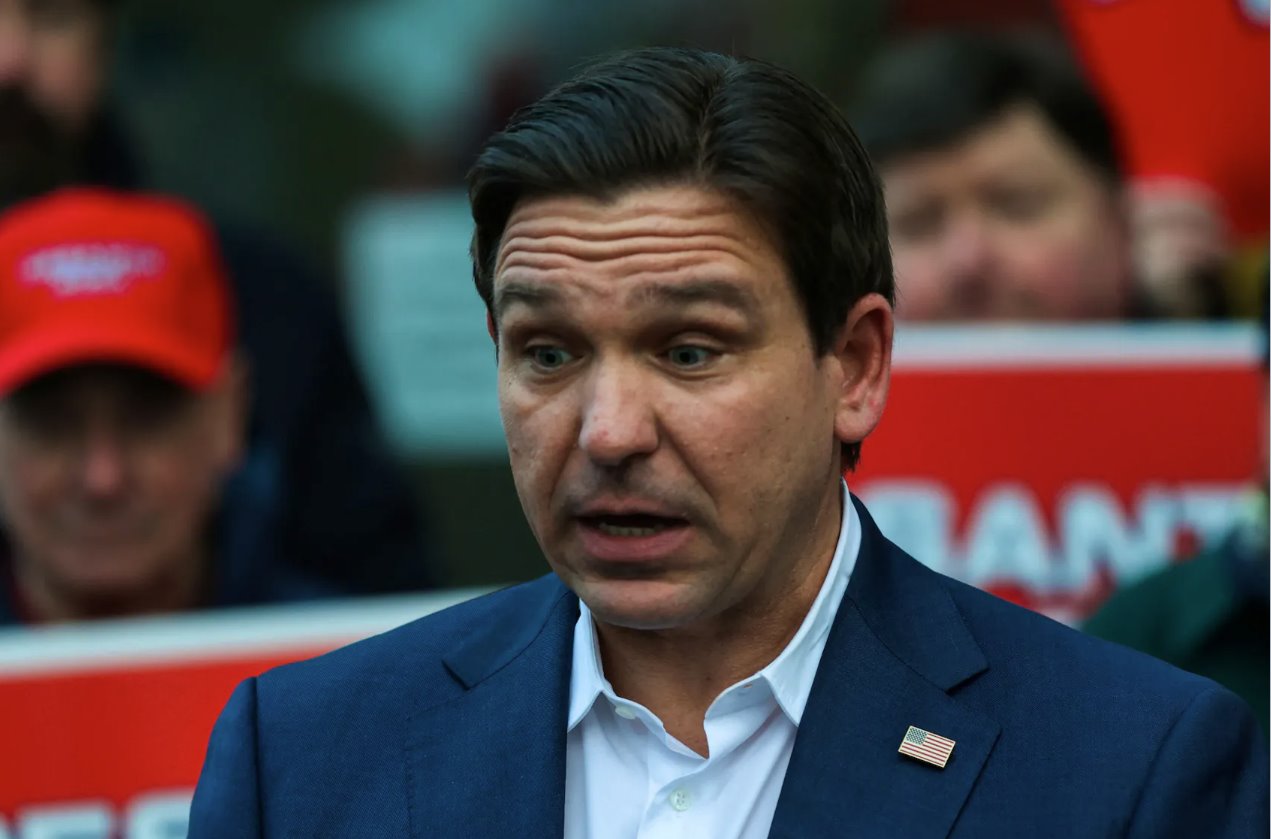 共和黨總統(tǒng)候選人、佛羅里達(dá)州州長羅恩&middot;德桑蒂斯于2024年1月19日在美國新罕布什爾州戈夫斯敦的圣安瑟姆學(xué)院在新罕布什爾州初選前的競選訪問期間向媒體發(fā)表講話。