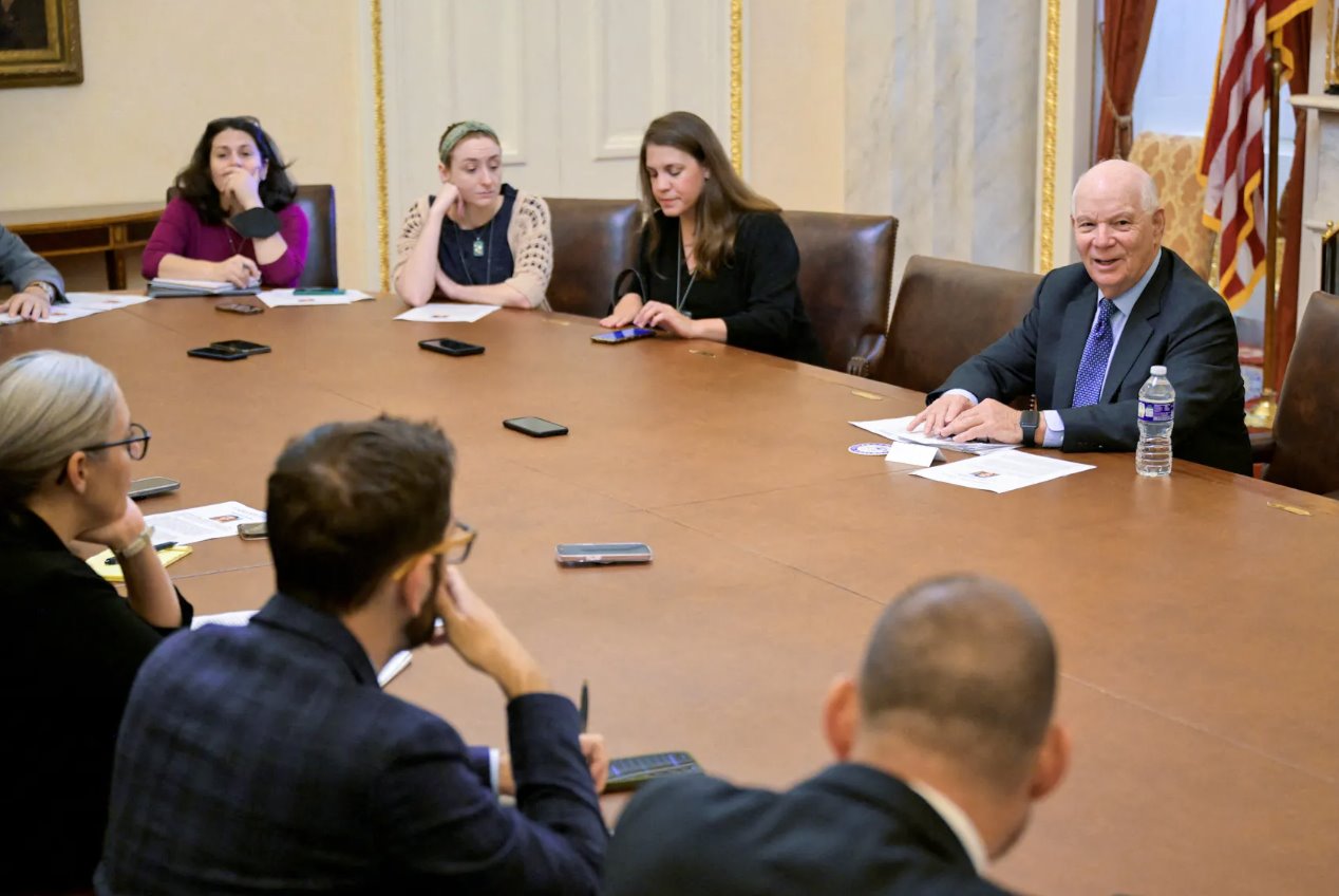 美國(guó)參議員本&middot;卡丁（D-MD）于2023年9月28日在美國(guó)華盛頓國(guó)會(huì)山擔(dān)任參議院外交關(guān)系委員會(huì)主席后在委員會(huì)會(huì)議上發(fā)表講話。