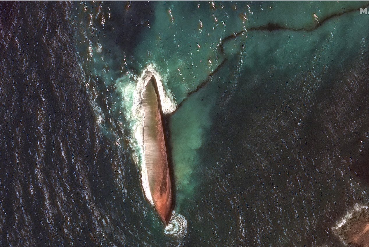 衛(wèi)星圖像顯示了2024年2月14日特立尼達(dá)和多巴哥多巴哥島海岸附近一艘傾覆駁船和漏油事件的特寫(xiě)視圖。