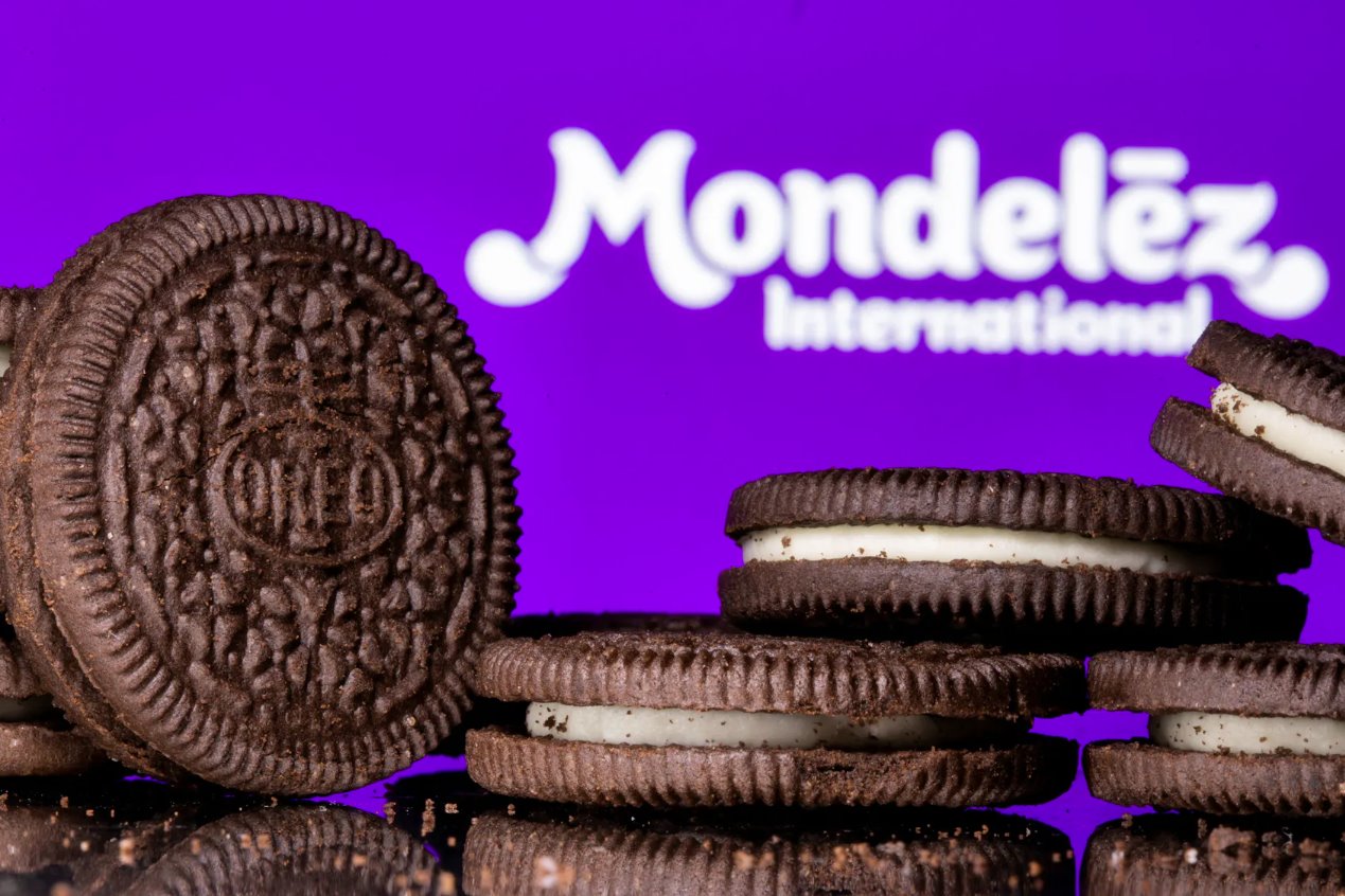 插圖照片中，奧利奧餅干展示在億滋國際標(biāo)志前。