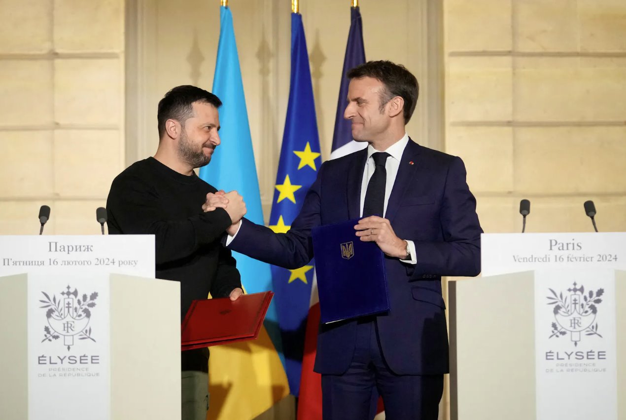 法國總統(tǒng)埃馬紐埃爾&middot;馬克龍和烏克蘭總統(tǒng)弗拉基米爾&middot;澤連斯基于2024年2月16日在法國巴黎愛麗舍宮簽署協(xié)議后做出反應(yīng)。