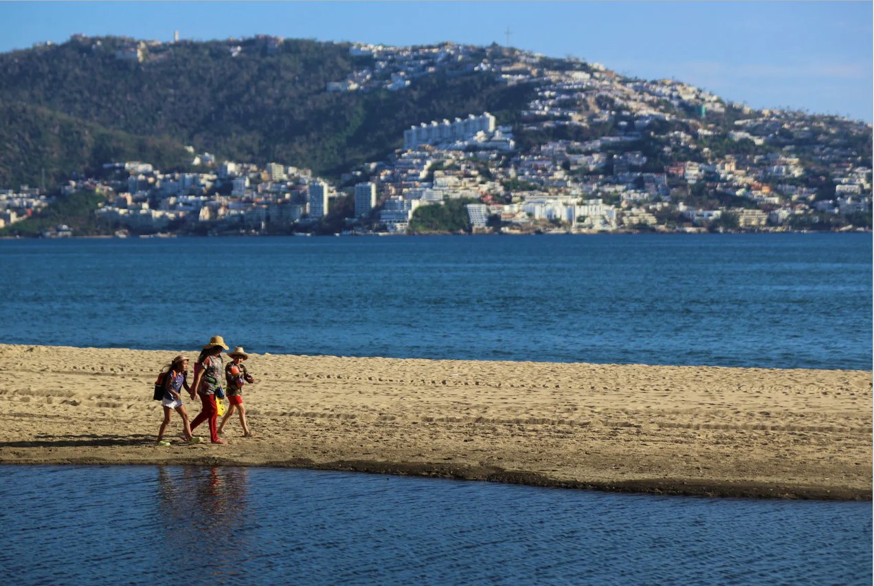 2023年11月24日，奧蒂斯颶風(fēng)襲擊墨西哥阿卡普爾科一個(gè)月后，人們?cè)诤┥闲凶摺? /></p>
<p>溫網(wǎng)地震最新消息，據(jù)墨西哥國家地震局稱，周六下午，墨西哥太平洋沿岸度假勝地阿卡普爾科附近發(fā)生了5.0級(jí)地震。</p>
<p>首都墨西哥城市長馬蒂&middot;巴特雷斯在社交媒體X上表示，地震警報(bào)導(dǎo)致居民撤離，但沒有造成損失的報(bào)道。</p>　　本文“墨西哥地震”來源：http://m.daogo5.com/dizhen/4884.html，轉(zhuǎn)載必須保留網(wǎng)址。
      <div   id=