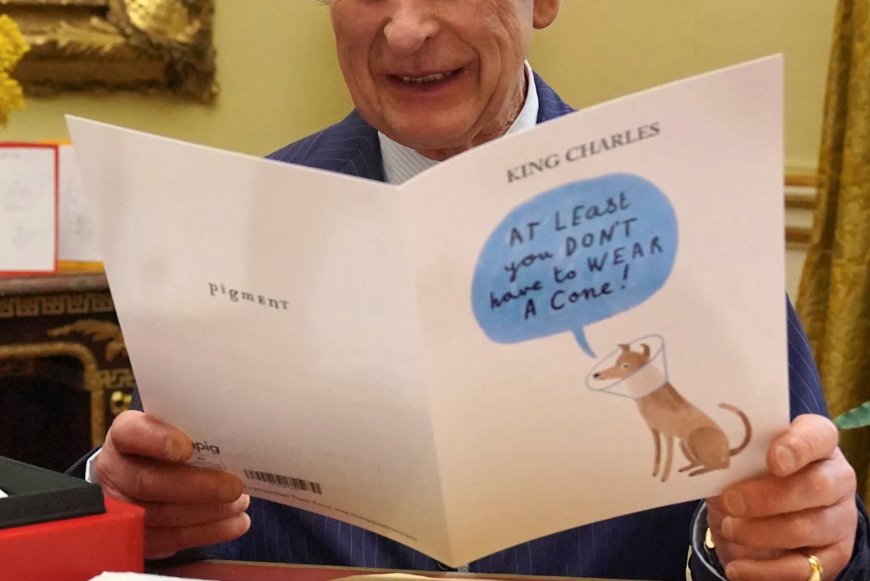 2024年2月21日，英國倫敦，英國國王查爾斯在白金漢宮比利時套房的18世紀(jì)房間里閱讀祝福者在診斷出癌癥后寄來的卡片和信息。