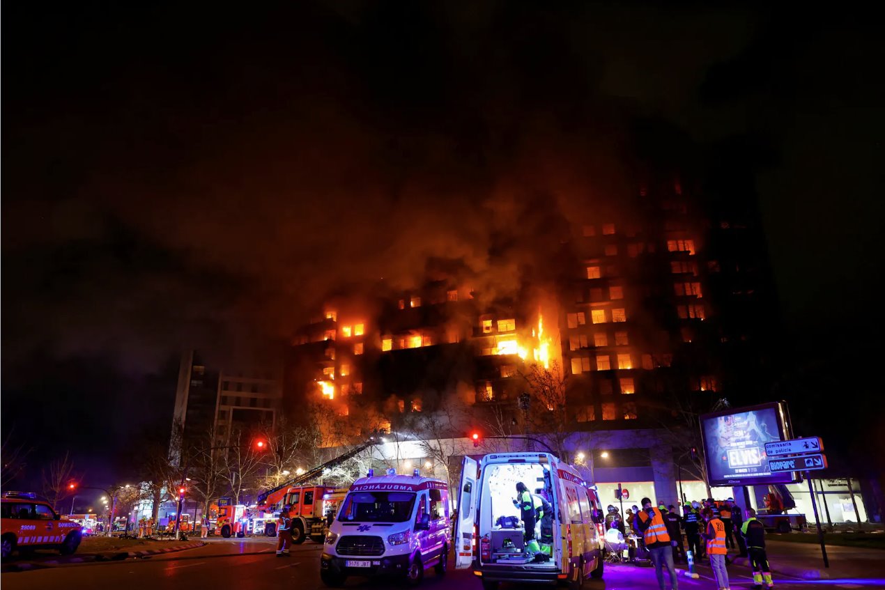 2024年2月22日，緊急服務人員在西班牙巴倫西亞公寓樓火災現(xiàn)場工作。