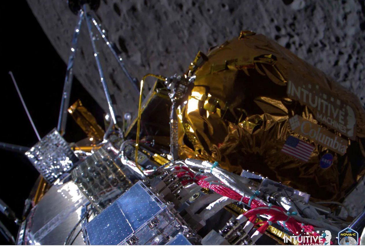 在這張2024年2月22日發(fā)布的講義圖像中，IntuitiveMachines的奧德修斯航天器于2024年2月21日進(jìn)入月球軌道后飛越月球近側(cè)。