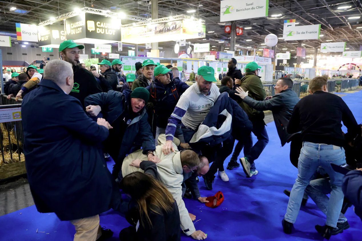2024年2月24日，戴著FNSEA帽子的抗議者聚集在法國巴黎凡爾賽門展覽中心舉行的第60屆國際農(nóng)業(yè)博覽會(huì)(Salondel\Agriculture)開幕式上抗議。