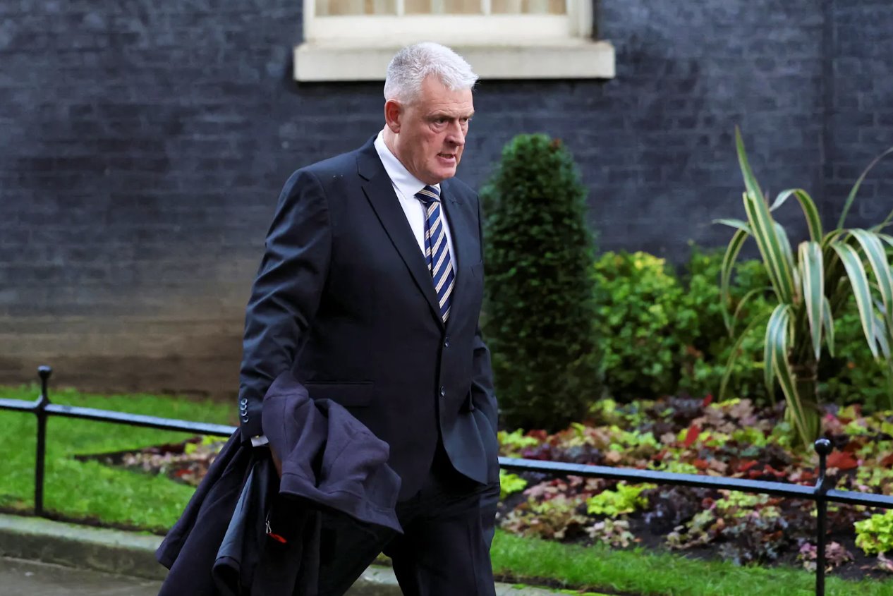 2023年12月12日，保守黨副主席李&middot;安德森在英國(guó)倫敦唐寧街10號(hào)散步。