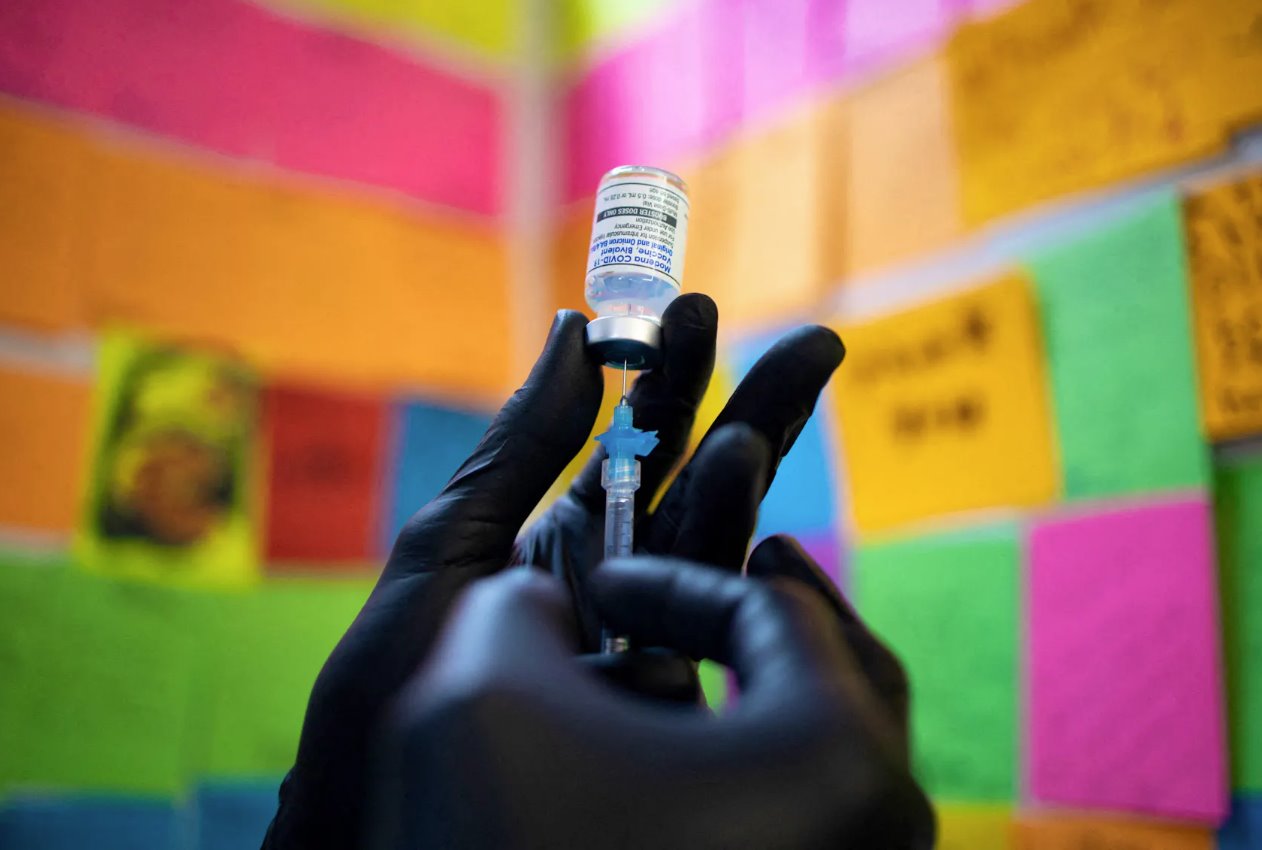 美國賓夕法尼亞州施文克斯維爾的一家藥房，一名醫(yī)生正在注射Moderna冠狀病毒病(COVID-19)加強(qiáng)疫苗。