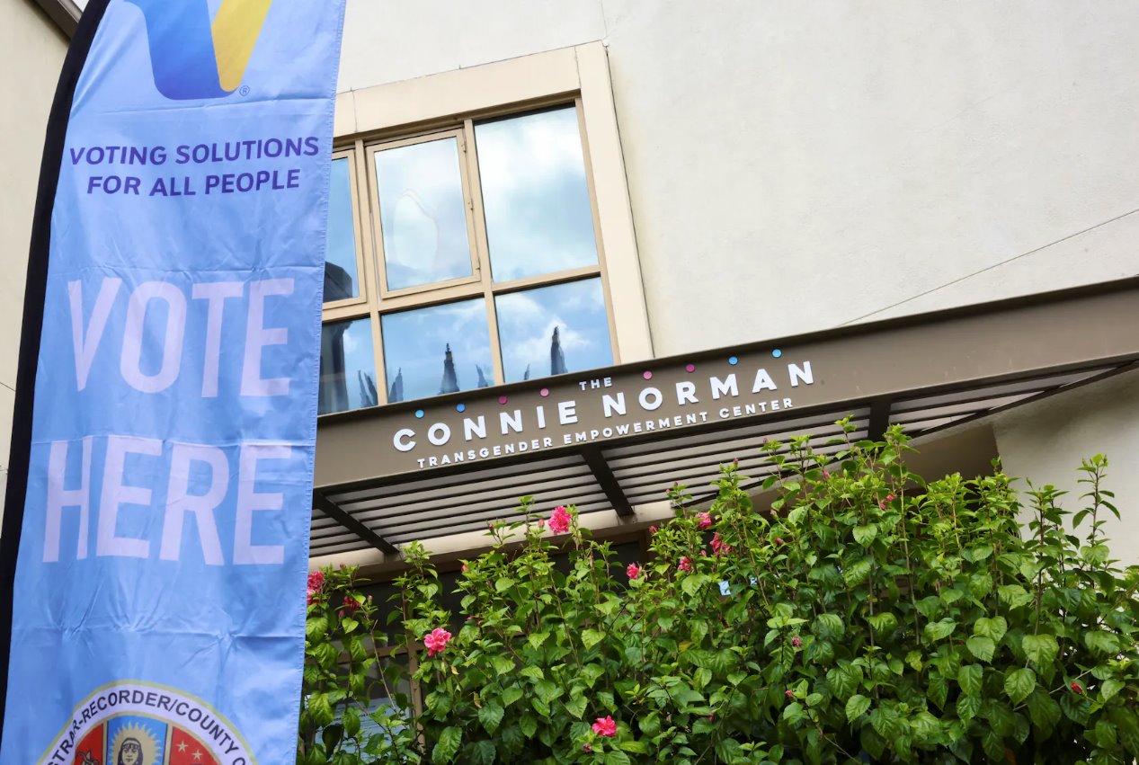 2024年3月5日美國加利福尼亞州洛杉磯超級(jí)星期二初選期間，CNorman跨性別賦權(quán)中心入口處的景色，該中心首次用作投票中心。