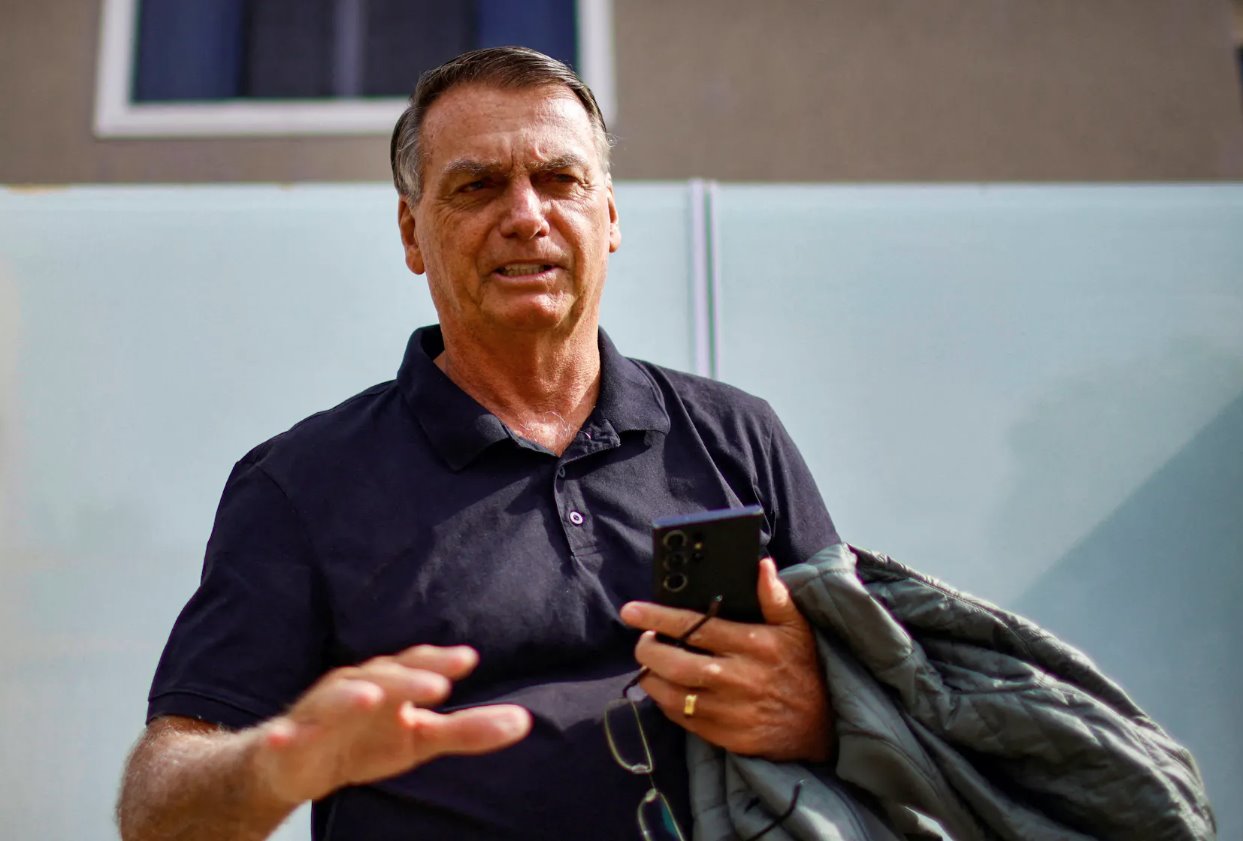 2024年2月22日，巴西前總統(tǒng)雅伊爾&middot;博爾索納羅在巴西巴西利亞向聯(lián)邦警察作證前站在自家門前。