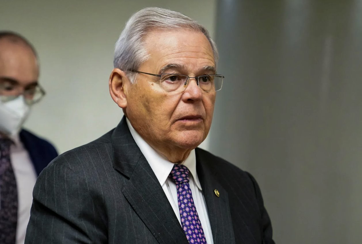 2022年7月19日，美國華盛頓州國會山，美國參議員鮑勃&middot;梅嫩德斯（新澤西州民主黨）走過參議院地鐵。