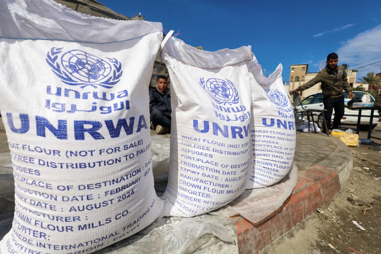 2024年3月7日，以色列哈馬斯在加沙地帶南部拉法持續(xù)沖突，流離失所的巴勒斯坦人等待聯(lián)合國近東救濟工程處(近東救濟工程處)的援助。