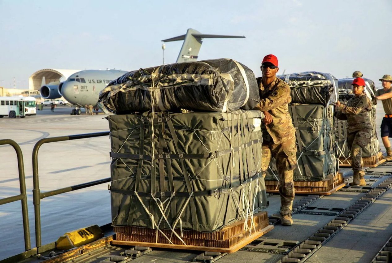 這張照片于2024年3月5日發(fā)布，美國(guó)空軍成員正在準(zhǔn)備向加沙居民空投人道主義援助物資。