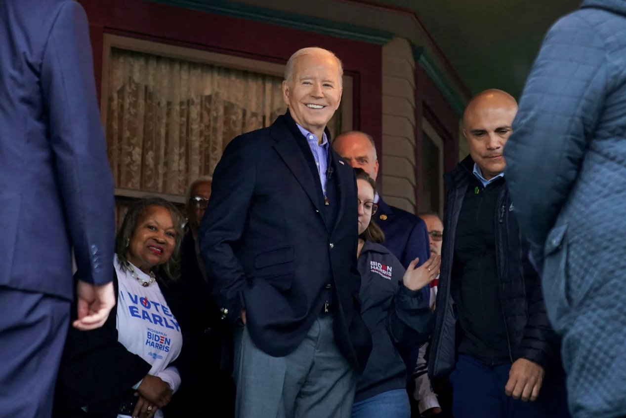 2024年3月14日，美國總統(tǒng)喬&middot;拜登在美國密歇根州薩吉諾的家中舉行競選活動期間會見支持者和志愿者。