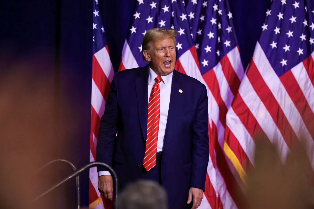 共和黨總統(tǒng)候選人、美國前總統(tǒng)唐納德&middot;特朗普于2024年3月9日在美國佐治亞州羅馬論壇河中心舉行的競選集會上做出反應(yīng)。