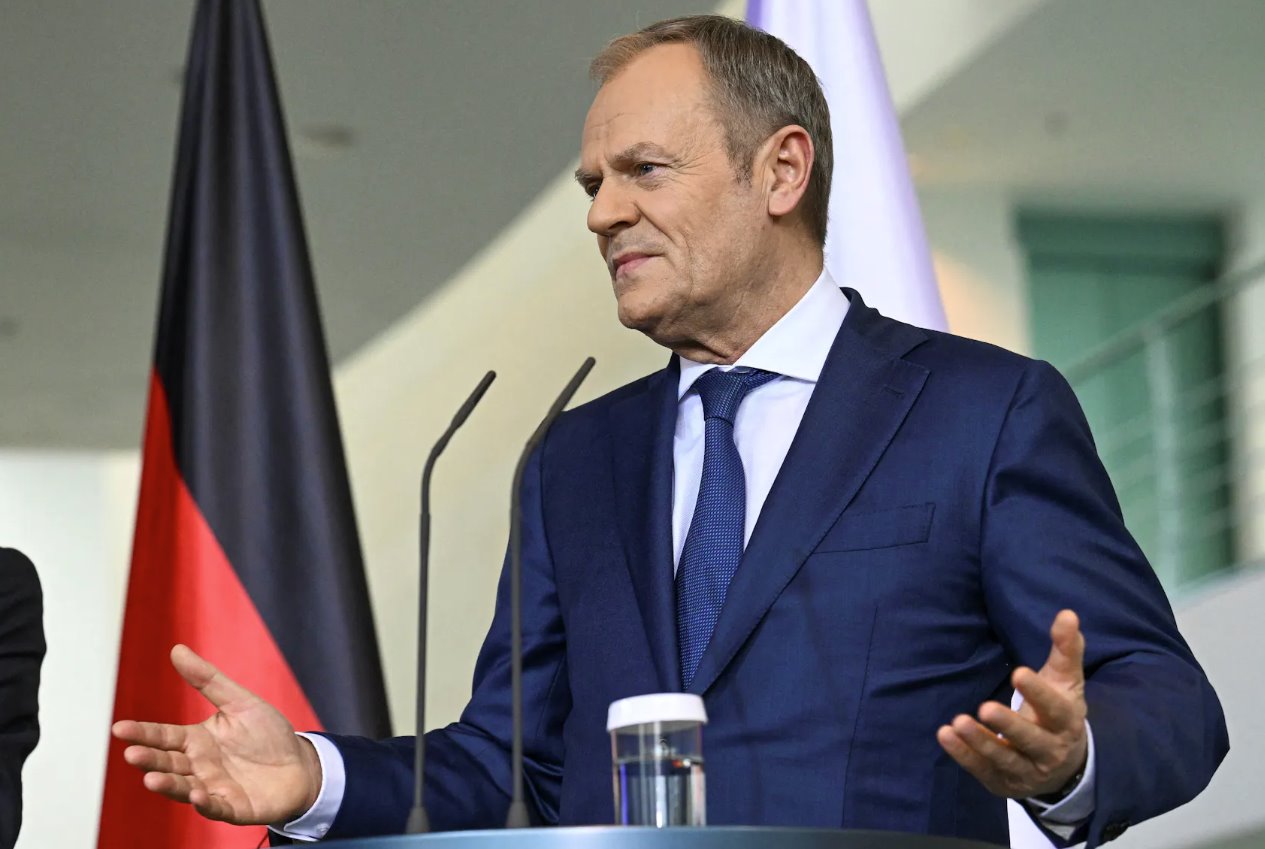 波蘭總理唐納德&middot;圖斯克于2024年3月15日在德國柏林總理府與德國總理奧拉夫&middot;舒爾茨和法國總統(tǒng)伊曼紐爾&middot;馬克龍在&ldquo;魏瑪三角&rdquo;磋商論壇三邊會議之前發(fā)表新聞聲明。