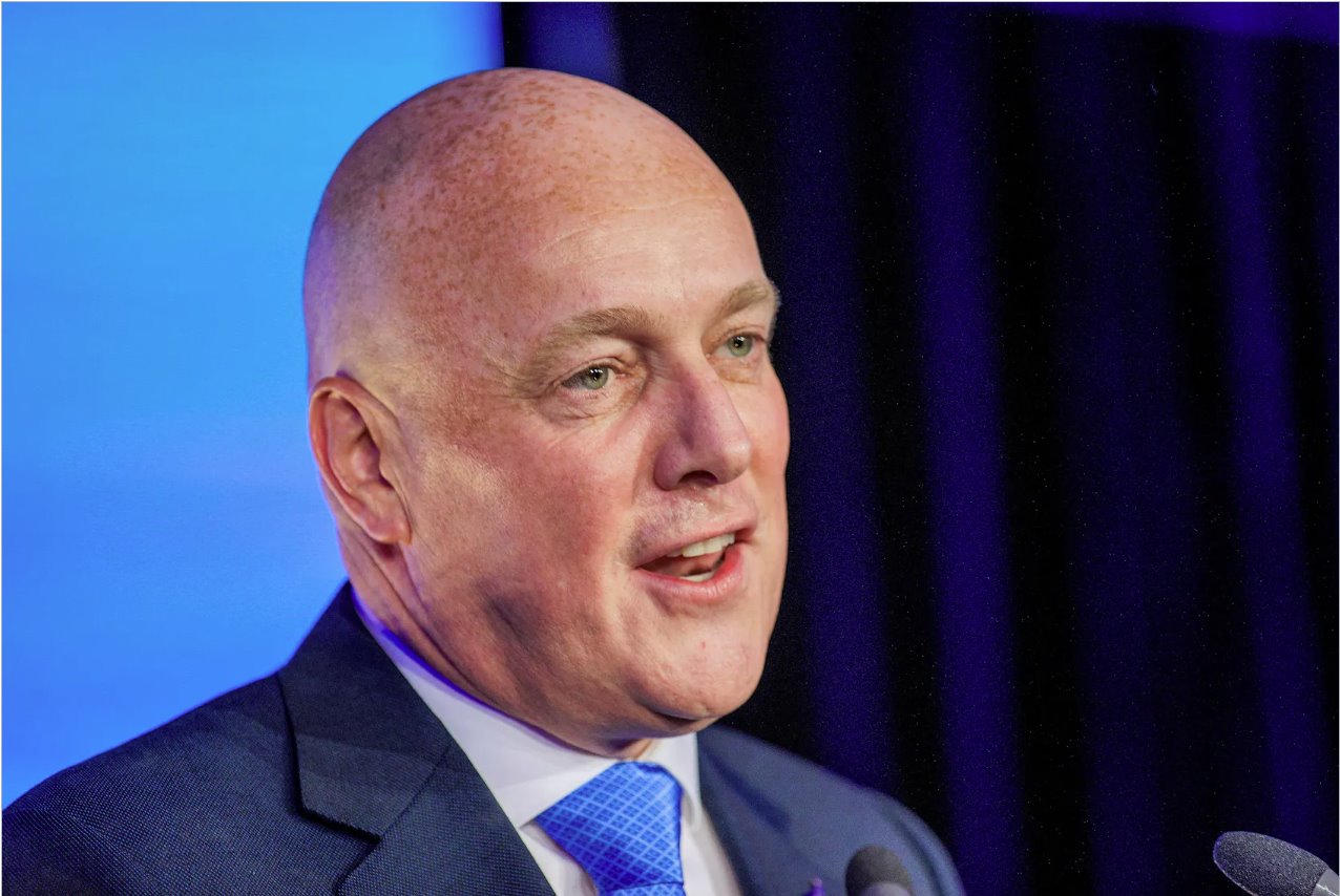 國家黨領(lǐng)袖克里斯托弗&middot;盧克森(ChristopherLuxon)于2023年10月14日在新西蘭奧克蘭贏得大選，成為新西蘭下一任總理后，在選舉黨內(nèi)向支持者發(fā)表講話。