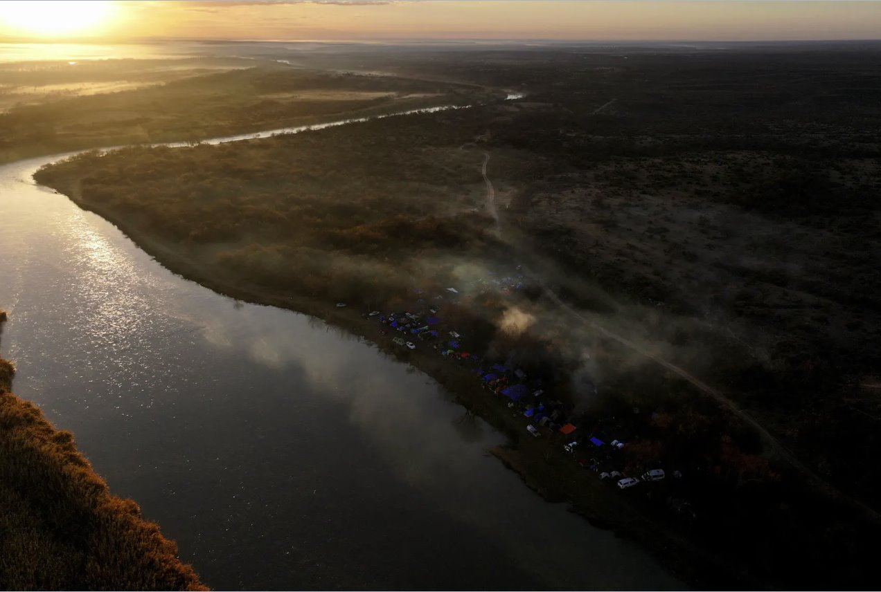 2024年2月3日，美國德克薩斯州伊格爾帕斯，格蘭德河將美國和墨西哥邊境分開。