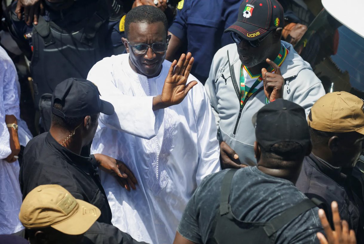 2024年3月24日，塞內(nèi)加爾執(zhí)政聯(lián)盟候選人阿馬杜&middot;巴在總統(tǒng)選舉期間在塞內(nèi)加爾達(dá)喀爾的HLMGrandMedine投票站。