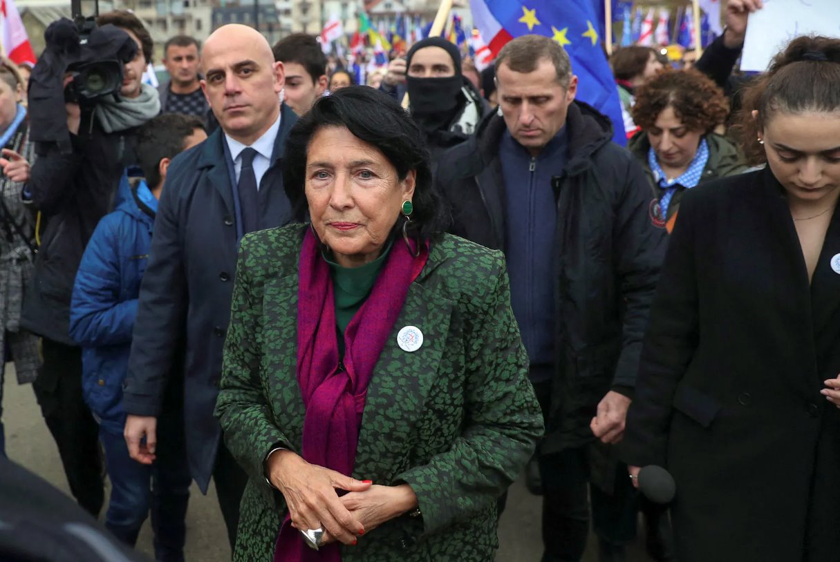 2023年12月9日，格魯吉亞第比利斯，包括格魯吉亞總統(tǒng)薩洛梅&middot;祖拉比奇維利在內(nèi)的參與者在支持該國(guó)加入歐盟的游行中行走。