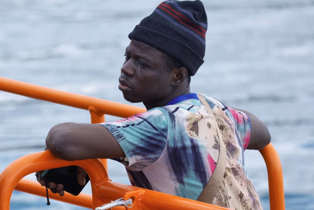 2024年3月28日，在西班牙大加那利島的阿爾吉內(nèi)金港，一名移民正在等待從西班牙海岸警衛(wèi)隊(duì)的船只上下來。